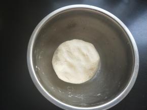 揉成光滑的面团。