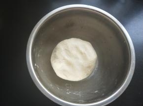 揉成光滑的面团。