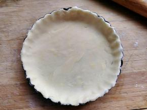 取适量面团，幹成圆形，放入披萨盘中，这时可以将烤箱上下火200度预热10分钟。