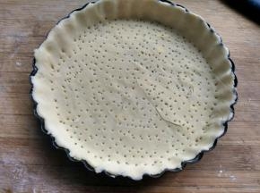 用叉子扎小孔透气。