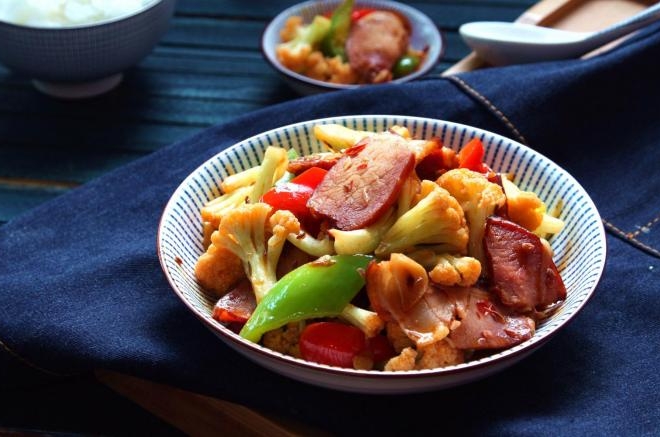 孜然腊肉炒菜花