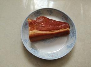 腊肉洗去表面灰尘