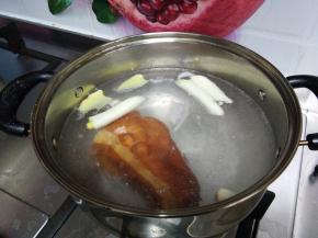 冷水加入葱段、姜片、料酒放入腊肉煮20分钟（目的去盐、去腥）