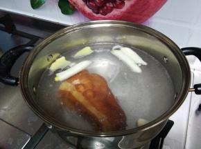 冷水加入葱段、姜片、料酒放入腊肉煮20分钟（目的去盐、去腥）