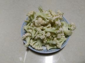 煮肉期间：散菜花洗净掰成小朵
