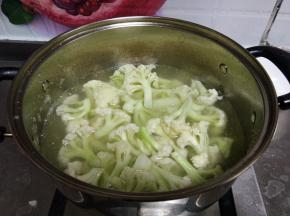 刚才煮腊肉的水倒入菜花焯至断生即可捞出备用