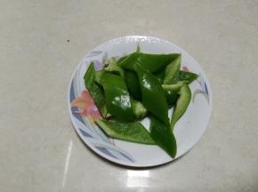 青椒切象眼块备用