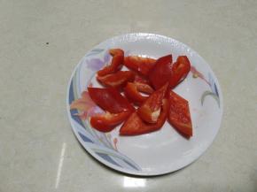 红椒切象眼块备用