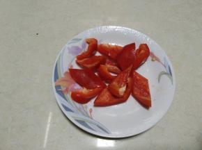 红椒切象眼块备用