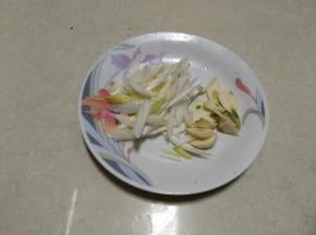 葱切丝、蒜切片备用