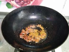 热锅凉油下入郫县豆瓣酱小火炒出红油（大火容易把酱炒糊，会发苦）