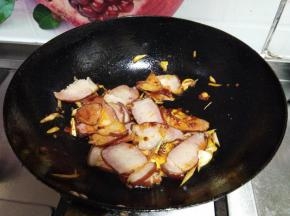 倒入腊肉炒匀