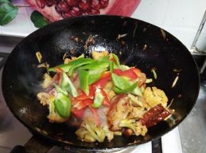 倒入青、红椒块、生抽翻炒均匀