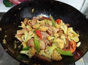 最后撒入孜然粒翻匀即可出锅