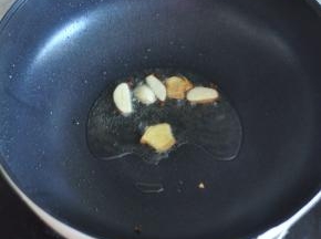 锅里倒入油，放入姜片和蒜片爆香。