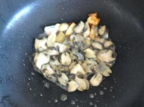 锅里倒入油，放入姜片和蒜片爆香。