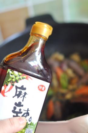 出锅前淋入麻辣油即可。