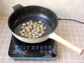 锅中放入冷水，加入少许盐，放入鹌鹑蛋