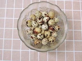 煮熟的鹌鹑蛋泡冷水降温