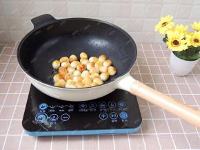 中小火将鹌鹑蛋煎炸至表面金黄起皱