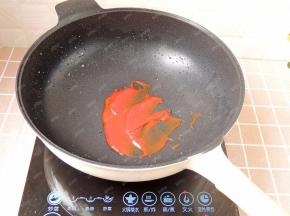 锅中留少许的的底油，倒入番茄酱略微翻炒