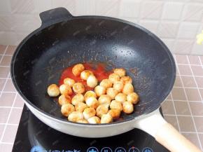 充分拌匀，让每颗蛋都包裹上番茄酱汁