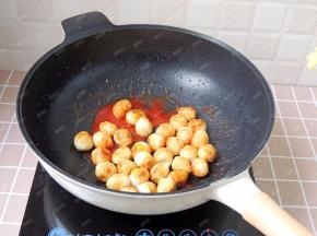充分拌匀，让每颗蛋都包裹上番茄酱汁