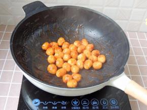 充分拌匀，让每颗蛋都包裹上番茄酱汁