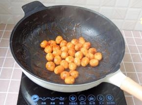充分拌匀，让每颗蛋都包裹上番茄酱汁