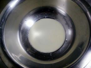 盆中放入手温水和酵母，搅匀静置十分钟