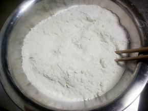 放入面粉拌匀