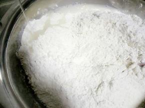 加水，水一点点的加