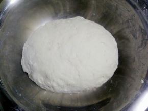 揉匀后盖上盖子进行醒发