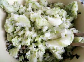 白萝卜切碎挤去水分