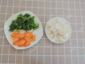 杏鲍菇、胡萝卜、青椒分别切菱形片