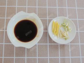 碗中加入蚝油、生抽、糖、少许盐和适量的清水混合均匀，葱姜蒜切成细丝