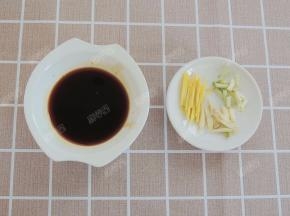 碗中加入蚝油、生抽、糖、少许盐和适量的清水混合均匀，葱姜蒜切成细丝