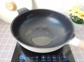 炒锅中倒油