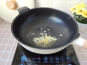 放入葱姜蒜爆香