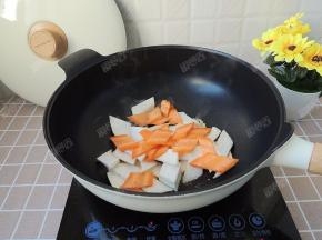 放入杏鲍菇和胡萝卜，煸炒至胡萝卜发软，杏鲍菇出水