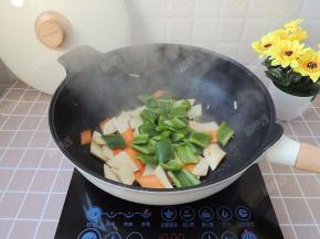 放入青椒翻炒