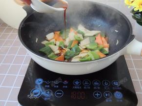 倒入调好的料汁