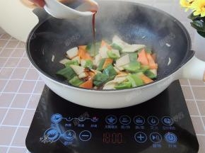 倒入调好的料汁