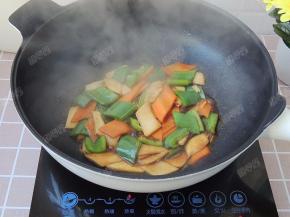 翻炒至全部裹上料汁