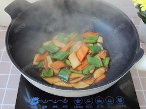 翻炒至全部裹上料汁