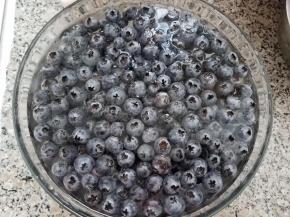 清水加一勺盐，浸泡半小时。