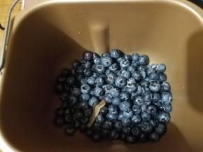 装入面包机的桶内。