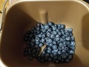 装入面包机的桶内。