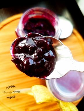 自己做的果酱，留点果肉，做之前就不要捏碎蓝莓。