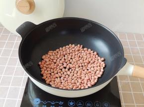 花生米倒入炒锅